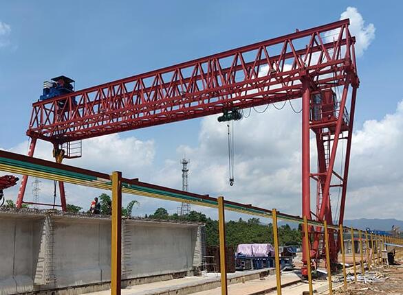 里直外斜門式起重機現場圖片1