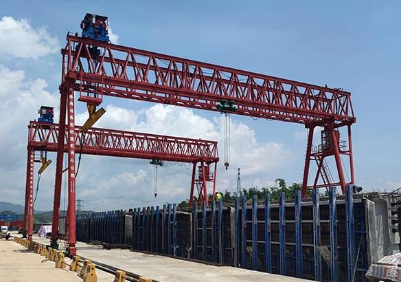 里直外斜門式起重機現場圖片3